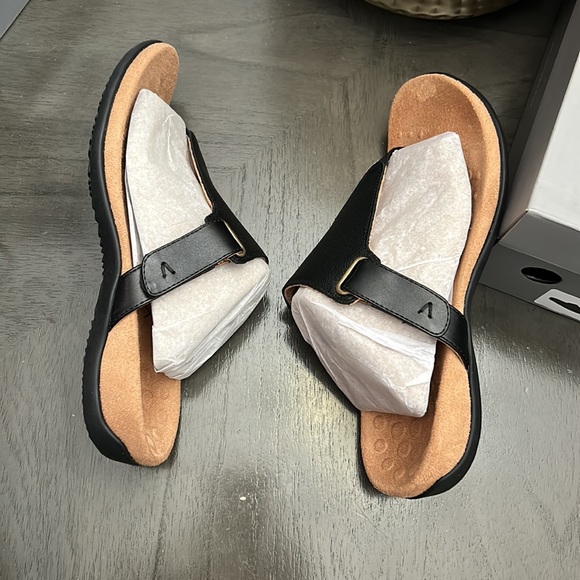 Vionic Wanda Women's Leather T-Strap Supportive Sandal WIDE - Picture 12 of 12